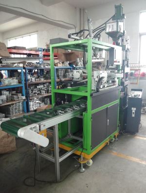 Complete Automatic Vertical Injection Molding Machine For Cloth Tags